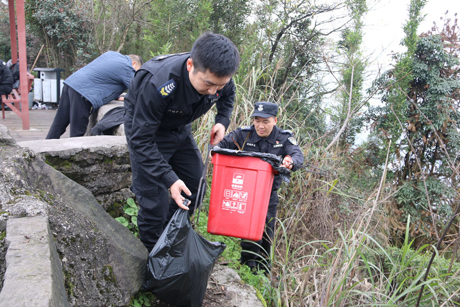 4山顶凉亭外捡垃圾 (2).JPG